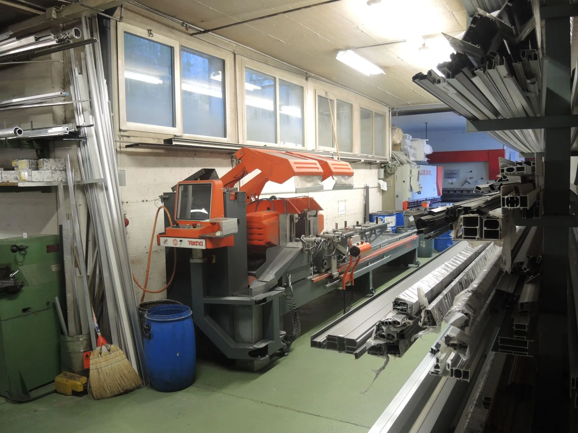 Officina alluminio, macchina da taglio