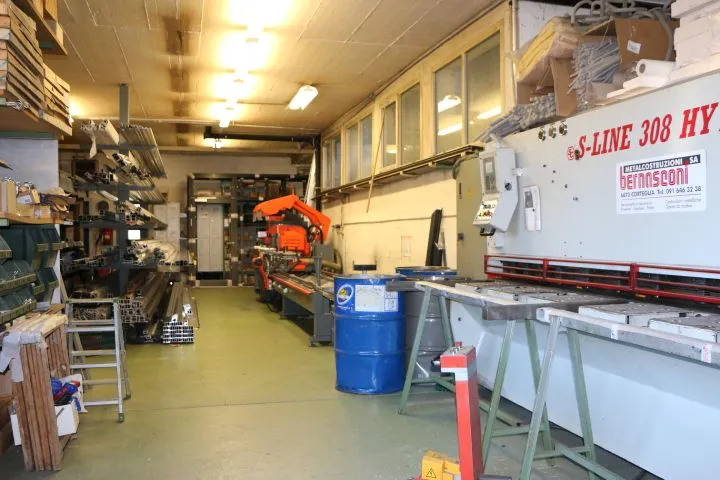Reparto lavorazione con insegna Bernasconi