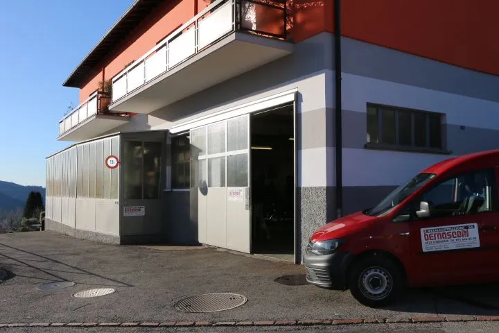 Esterno dell'officina con furgone aziendale