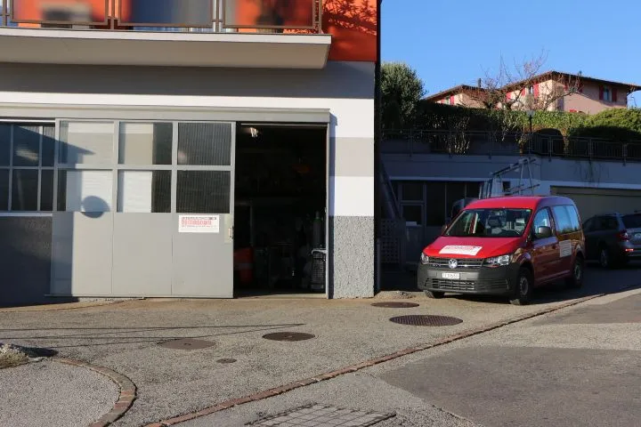 Ingresso officina con furgone aziendale