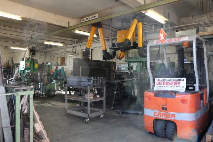 Interno officina ferro con muletto Bernasconi