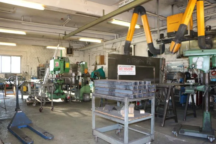 Interno dell'officina, lavorazione ferro