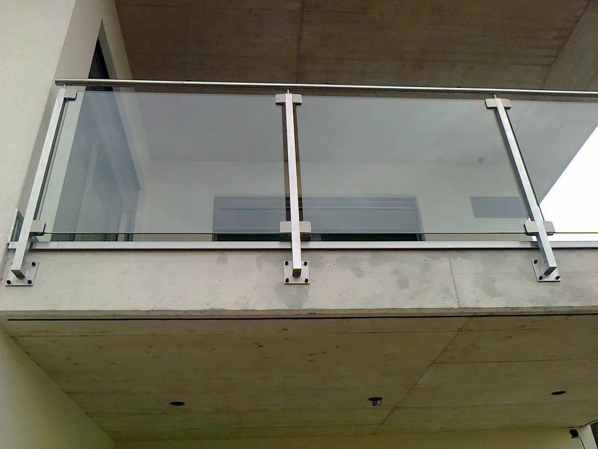 Parapetto balcone in vetro e acciaio