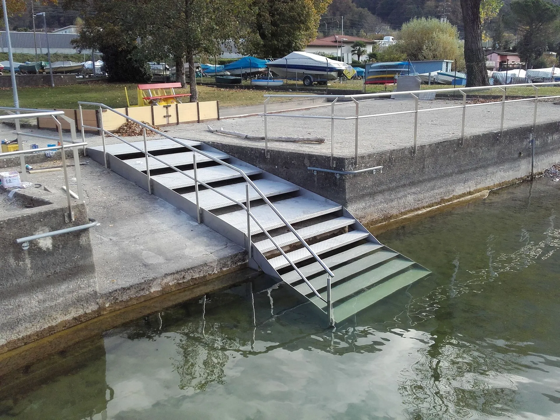 Scala di accesso al lago in acciaio