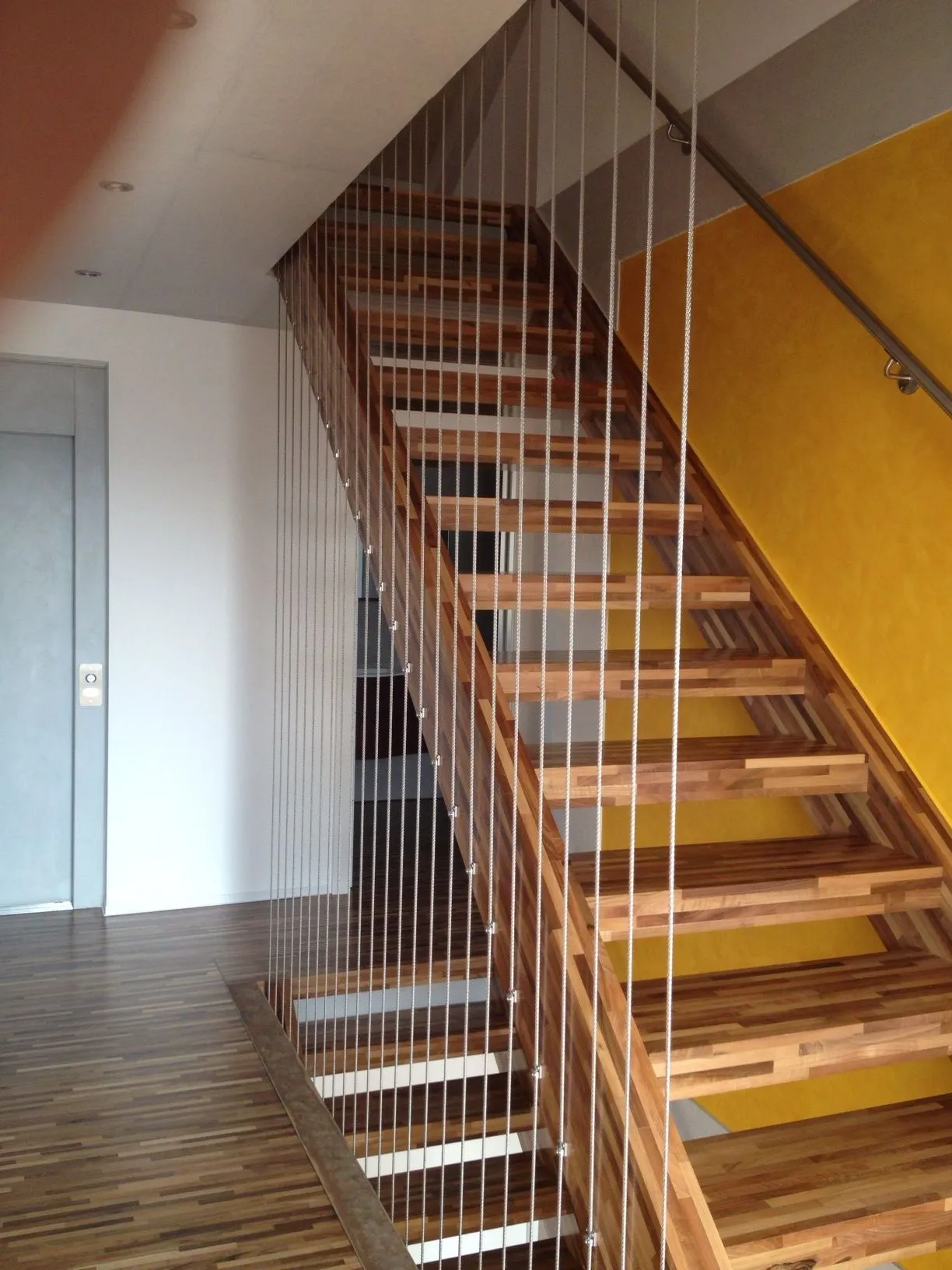 Scala interna con parapetto a cavi